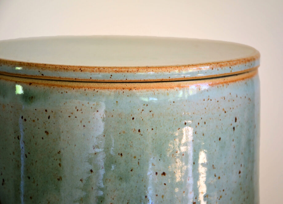 artemis-urne-pelion-grijsgroen-detail-02