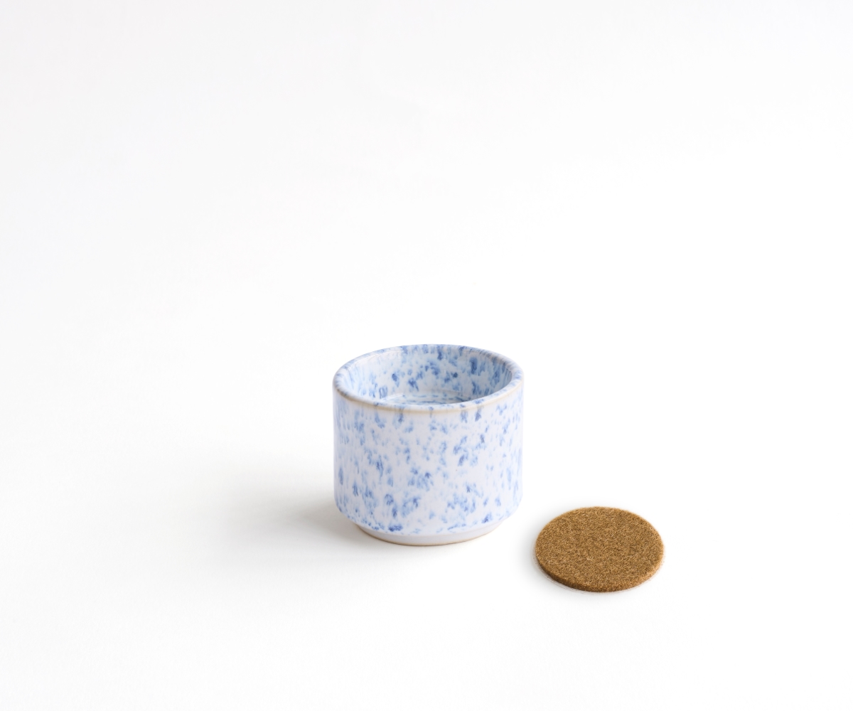 Helios mini urne met theelichthouder — wit & blauw gespikkeld keramiek 50 ml
