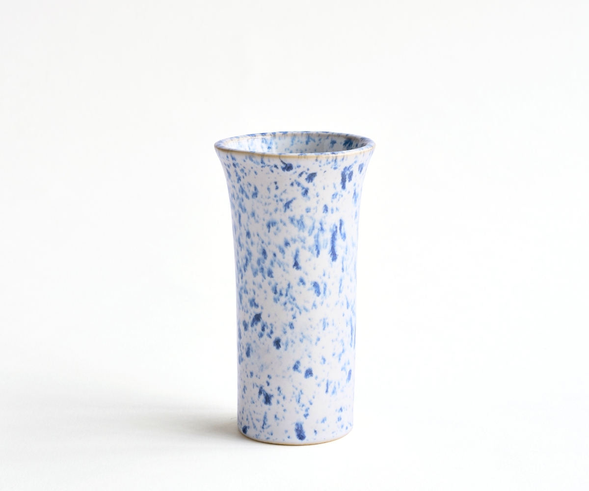 Tulipa – handgemaakt vaasje in wit & blauw gespikkeld keramiek